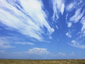 Postal: Nubes en un cielo azul