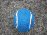 Pelota de tenis azul