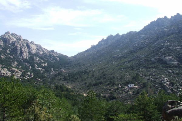 Vista del refugio "Giner de los Ríos", La Pedriza (Sierra de Guadarrama, Madrid)