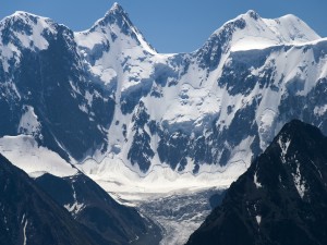 Grandes montañas cubiertas de nieve