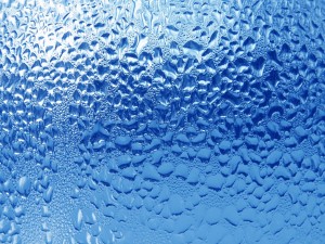 Postal: Gotas de agua sobre el cristal azul