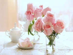 Ramo de rosas rosas en un florero