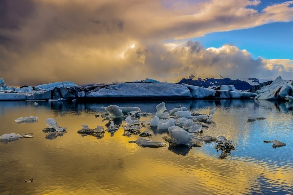 Trozos de hielo en el agua