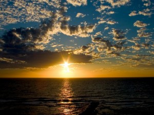 Postal: Brillante sol en el mar