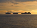 Tres islas vistas al atardecer