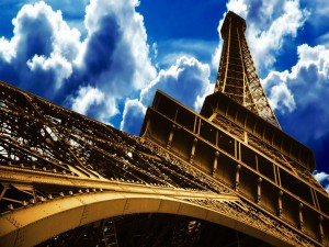 Postal: La Torre Eiffel y el cielo