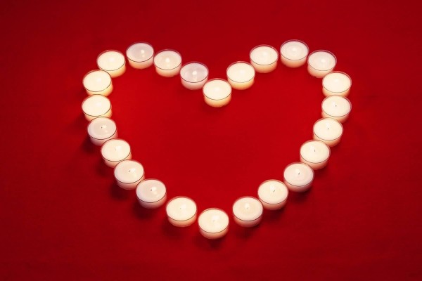 Corazón con velas para el Día de los Enamorados