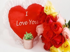 Rosas, joya y corazón para San Valentín