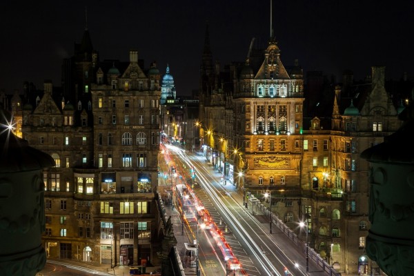 Carretera iluminada en Edimburgo