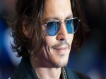 El actor Johnny Depp con gafas azules