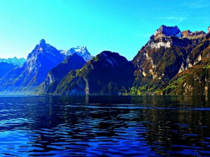 Postal: Montañas y lago en Suiza