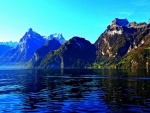 Montañas y lago en Suiza