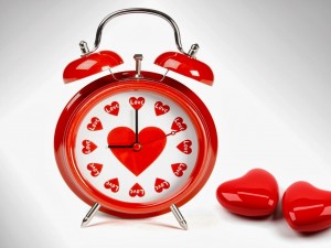 Postal: Reloj despertador con corazones