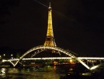 La Torre Eiffel bañada de luces doradas