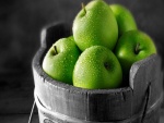 Manzanas verdes mojadas