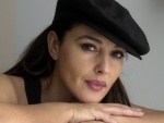 Monica Bellucci con gorra