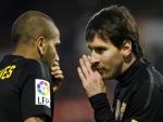 Messi y Alves en un partido