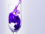 Pintura púrpura dentro de una copa de vidrio