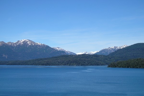 Cielo azul sobre el lago y las montañas