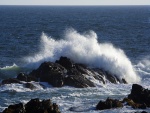 El mar chocando contra las rocas