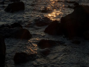 Últimos rayos de sol en el mar