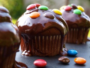 Postal: Cupcakes cubiertos de chocolate fundido