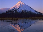 Montaña reflejada en el lago helado