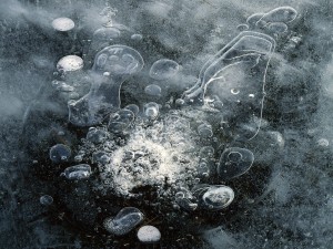 Burbujas bajo el hielo