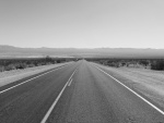 Carretera en blanco y negro