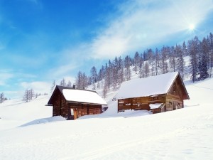 Dos cabañas de madera en la nieve