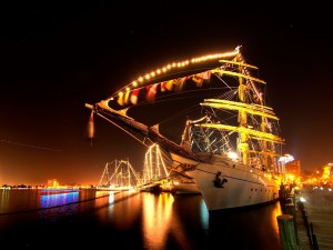 Postal: Barcos iluminados en el muelle