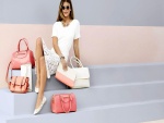 La atractiva modelo Nina Agdal junto a bolsos y carteras
