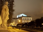 Vista nocturna de la Plaza de Oriente y el Teatro Real (Madrid, España)