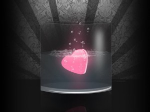 Hermoso corazón rosado dentro de un vaso de cristal