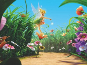 Campanita en un campo lleno de flores con su varita mágica