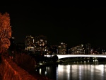 Un puente iluminado en la noche