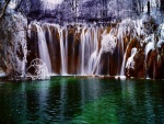 Espectacular conjunto de cascadas en invierno (Croacia)