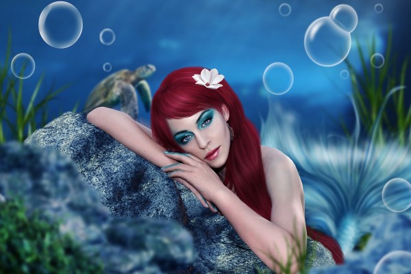 Sirena sobre la roca