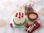 Pastel con fresas, copas y regalos para un celebración