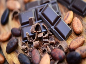 Tableta de chocolate y granos de cacao