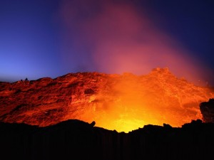 Postal: Luz y fuego de un volcán