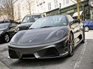 Postal: Ferrari aparcado en una calle