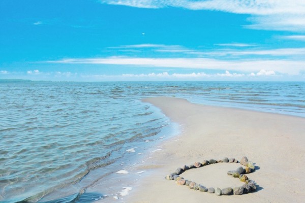 Corazón con rocas junto al mar