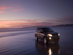 Postal: Land Rover en la playa