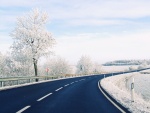 Carretera en un paisaje nevado