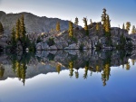 Montaña y lago en Yosemite, EE.UU.