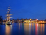 Puerto de Estocolmo a la entrada del sol