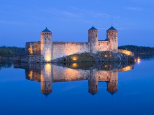 Castillo reflejado en las aguas del lago
