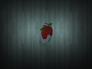 Manzana roja con un gusano