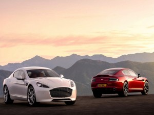 Aston Martin blanco y otro de color rojo
